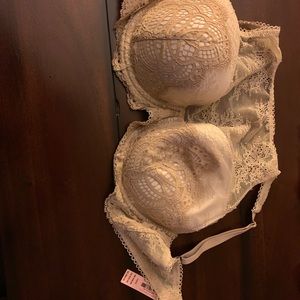 VICTORIA SECRET BRA. NWT. 34 DD
